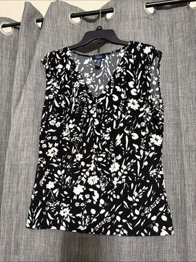 Chaps Black and White Floral V-Neck Sleeveless Camisole